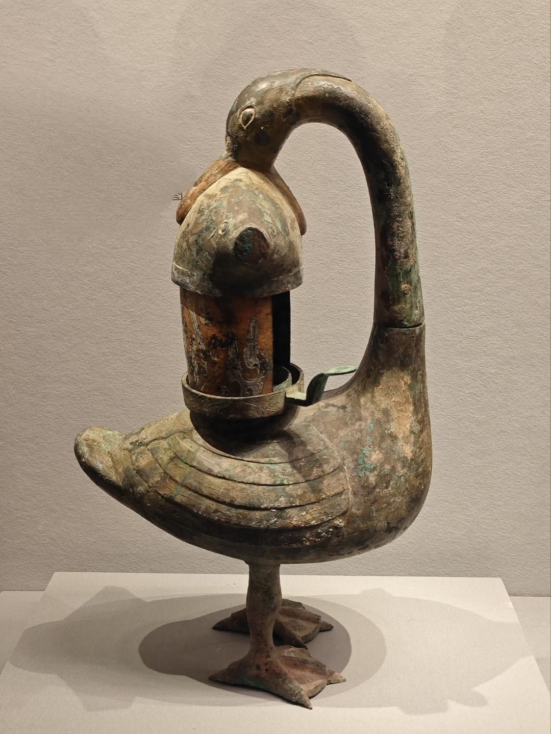 这盏西汉雁鱼铜灯，1986年在山西省襄汾县西汉墓葬出土，现藏于山西省博物院，为国
