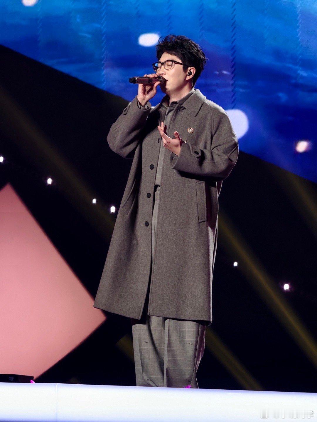 老板请看演唱会现场毛不易的粉丝真多，不得不说唱功真棒👍平凡的一天，像我这样的人