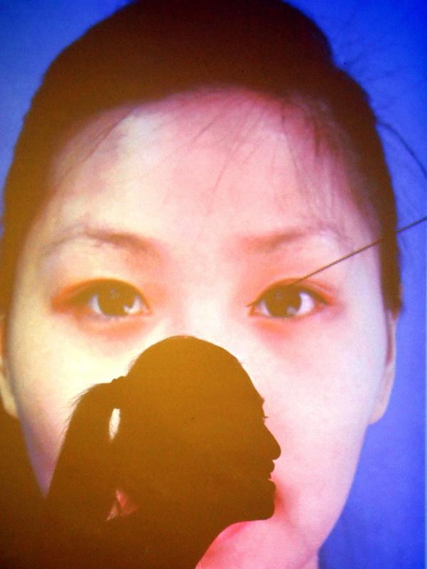 什么样子的女人才是最美的？我觉得自信的女人最美。
曾经我有个女同事，五官不算出众