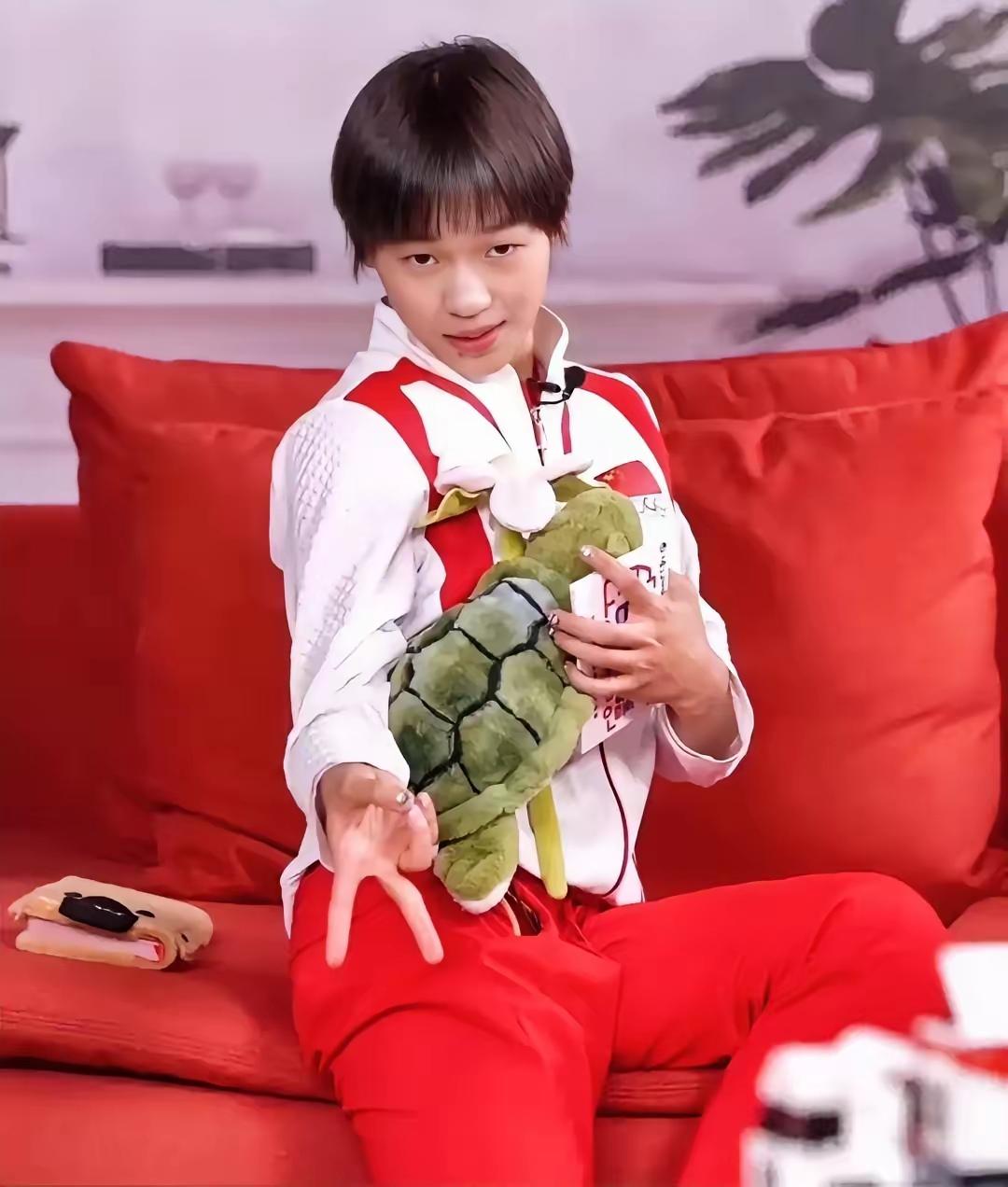 有记者问全红婵：“要是用英语说‘拿捏’，你知道咋表达不？”小姑娘赶紧摆手，笑着说