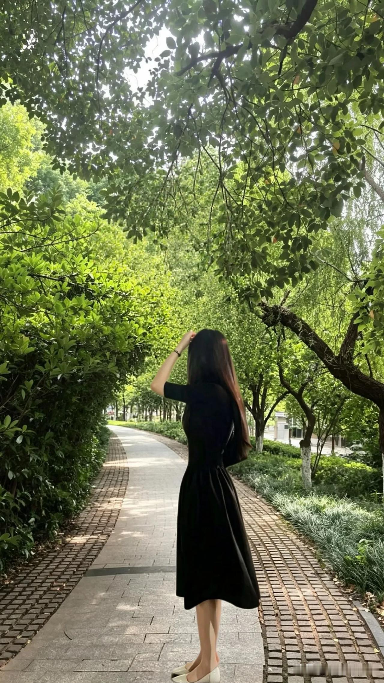 雨后晨间独处：黑裙闯入绿意里🌿

雨后的早晨
空气像被洗过一样清透
穿过小区的