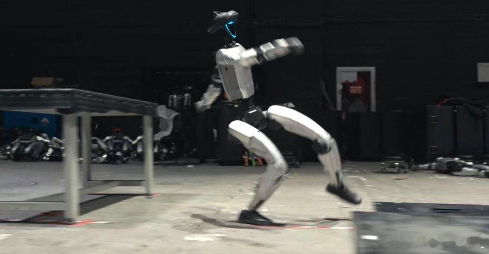 宇树今年目标出货量1至2万台春晚机器人确实炸场，宇树这次的集群控制和快速跑位是真