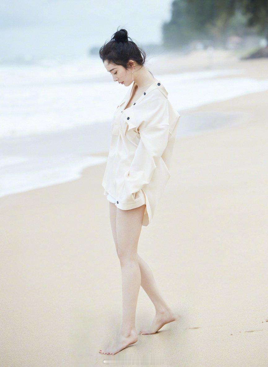 #杨幂[超话]#海边写真也是很绝美啊，杨幂这身材真是杠杠滴！ ​​​