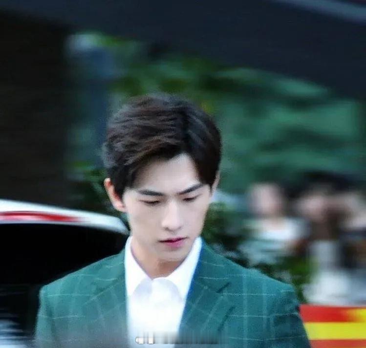 《微微一笑很倾城》和《亲爱的热爱的》，哪部剧是现偶天花板呢？ 