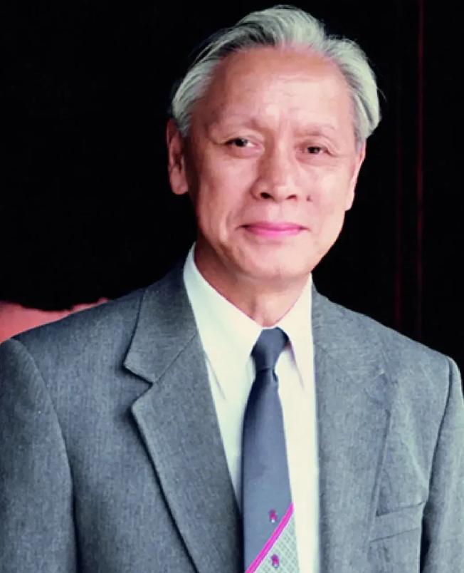 “爸爸对不起你......”1959年，他将一管不明药物给喂了给襁褓中的儿子，随