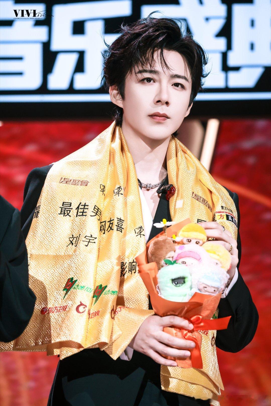 刘宇宁身着Peet Dullaert 高定特别定制，荣获东方风云榜最佳男歌手、网