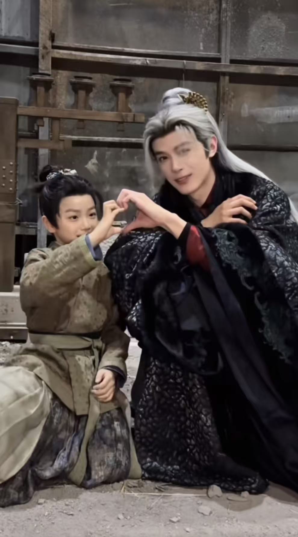 邓凯宝儿的手势舞都是孔雪儿教的啊啊啊啊啊啊我不管！教学花絮我也要看！ 孔雪儿教邓