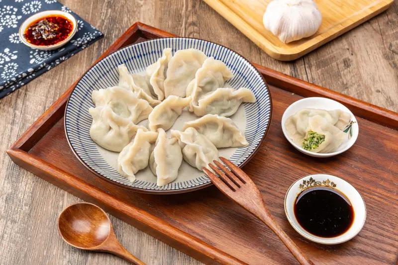 今日冬至。网上说了很多，我记不清楚，只记得要吃饺子，汤圆。巧的是家里正好有饺子，