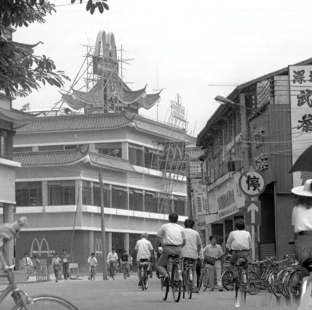 1990年深圳施工中的麦当劳，这也是中国首家麦当劳 