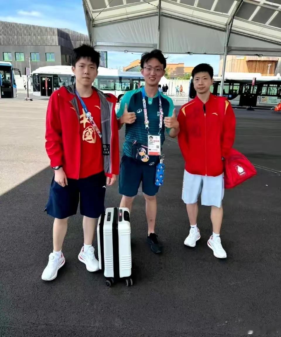 天啊，这是什么拍照技术，一米八几的大头，愣是给拍成了一米五马龙站的靠后，被拍成了