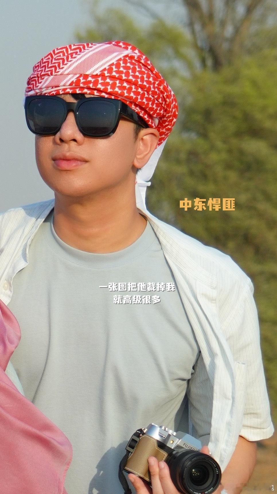 在我洗脸的时候，鸿哥匆忙拿着长条东西走来说“我们的箱子里已经有蛇了”“什么蛇？”
