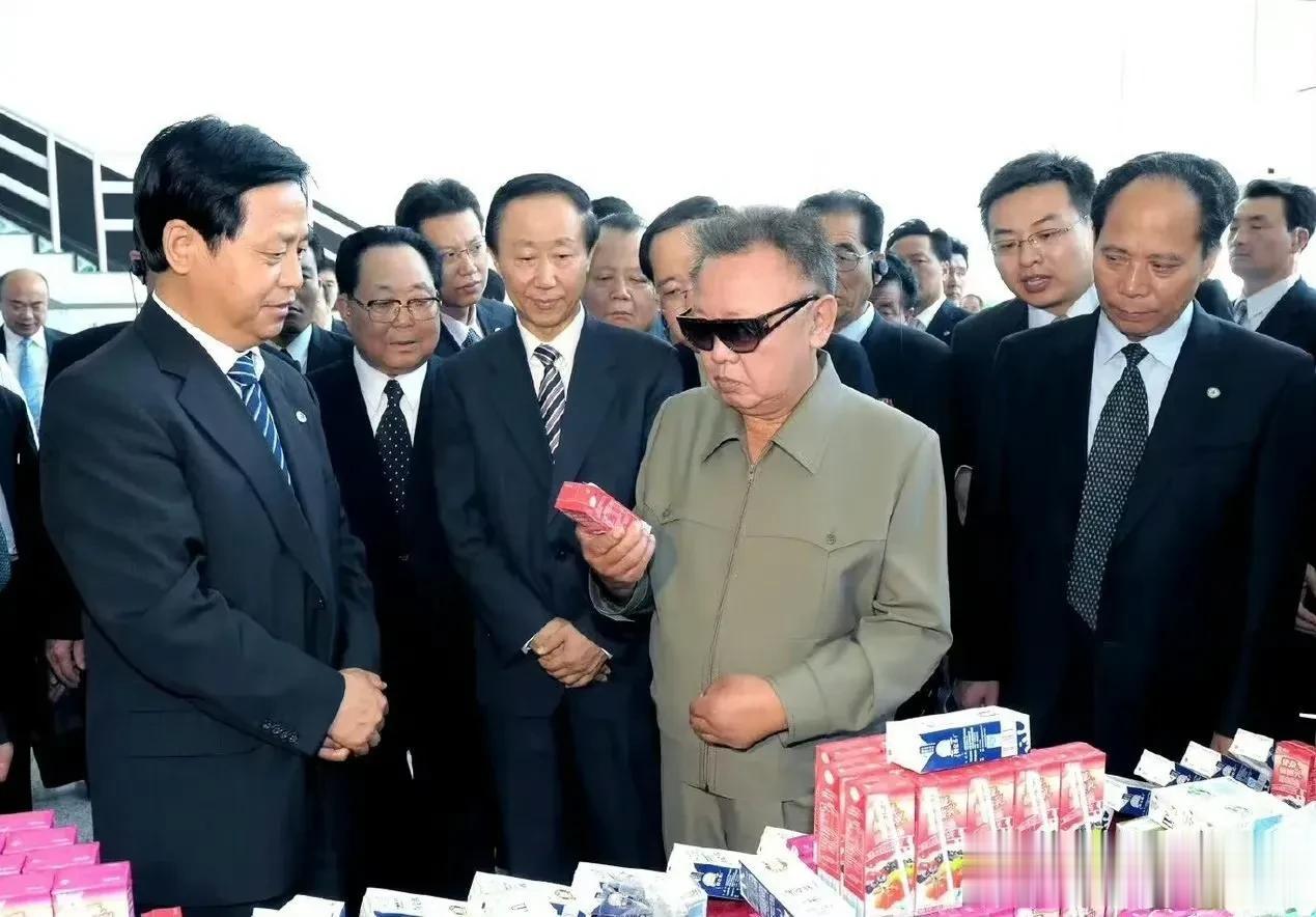 2011年，黑龙江省牡丹江市海林农场，金正日委员长参观蒙牛公司产品，现场了解酸酸