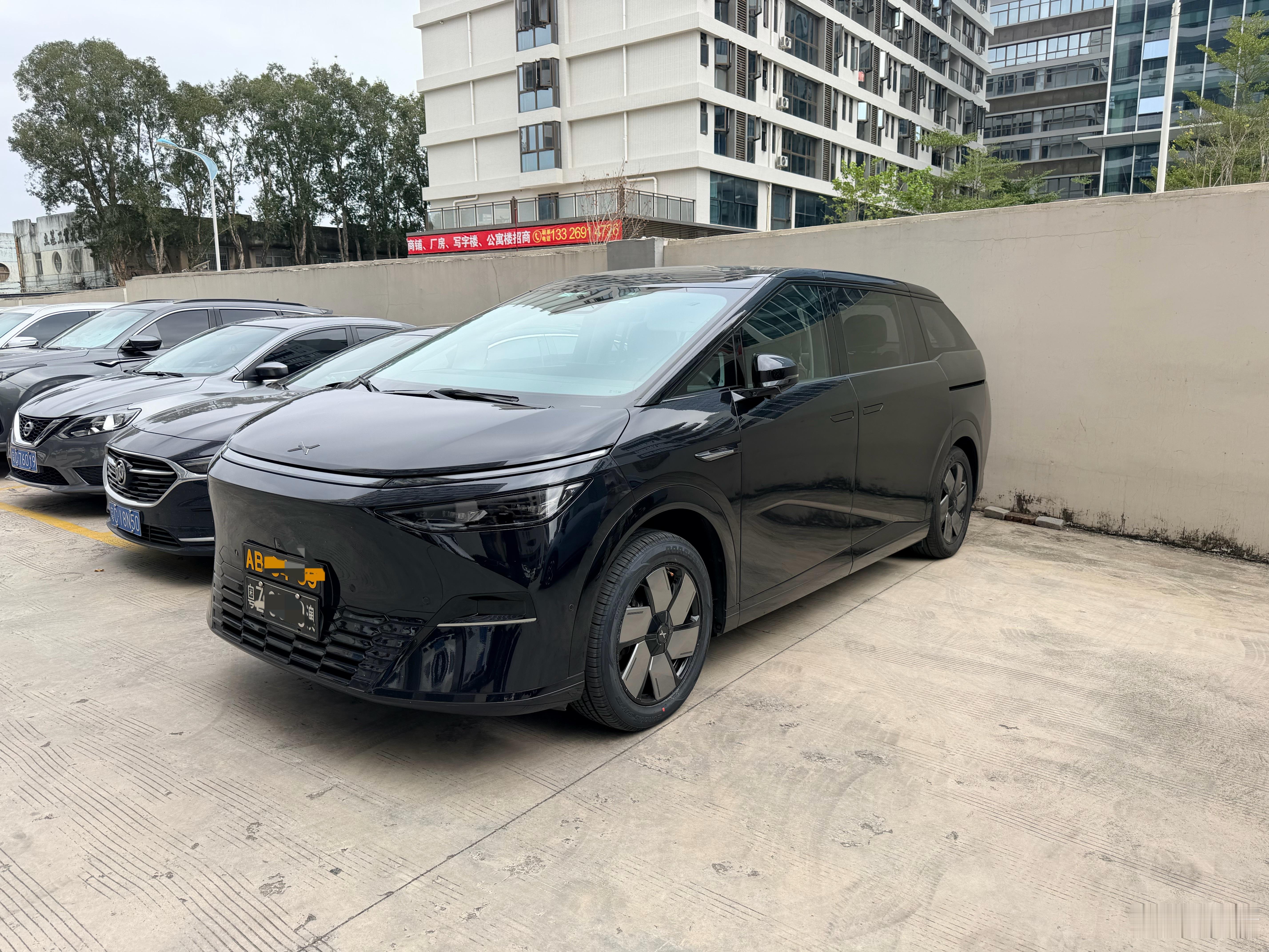 我哥这辆两地牌X9以前也不太喜欢洗车总是脏脏的，但现在也其他澳门车一样常年干净了