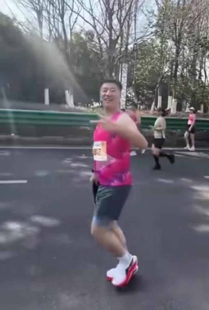 张雪峰参加无锡马拉松跑步活动照，换上专业运动装活力爆棚，彻底解锁跑者身份。赛道上