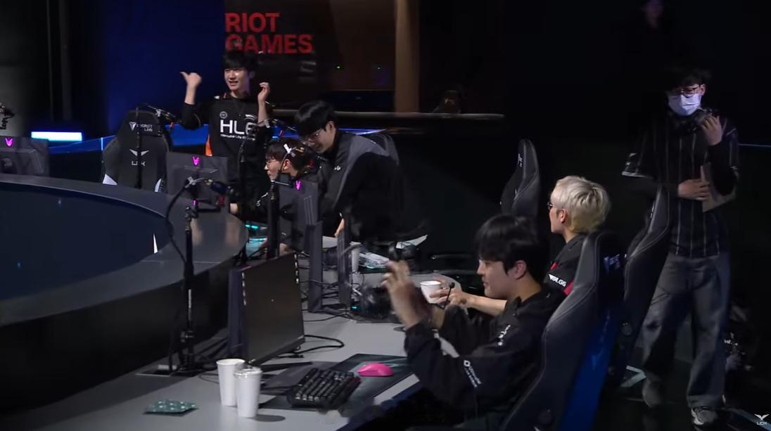 【#lck季前赛# 辅助队 0-1 打野队】

赢的是打野队~人头比4-27[笑