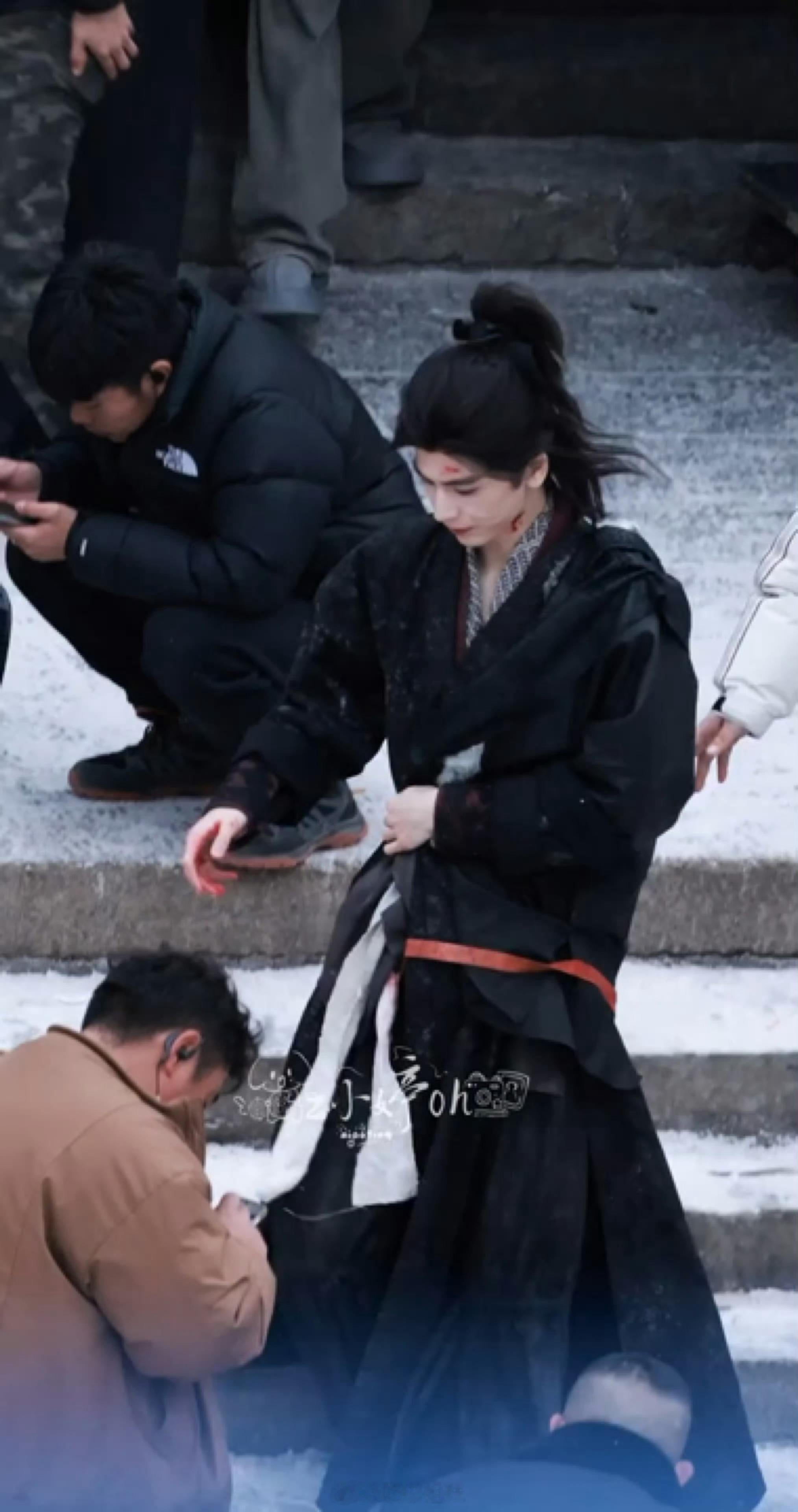 张凌赫归鸾最新战损造型路透，美强惨好带感，这个萧厉帅的我会给所有人好脸色！