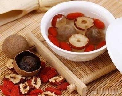 #中医话养生[超话]##健闻登顶计划# 桂圆枸杞红枣茶——转治气血不足红枣性温味