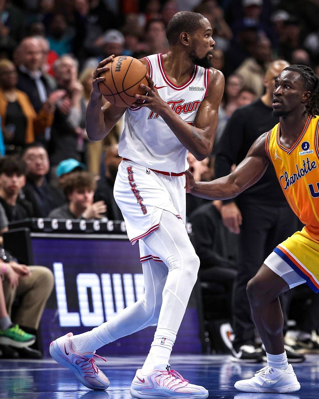 记者：“凯文，你已经这么做很多年了，但在罚球线上终结比赛。你享受那些时刻吗？”杜