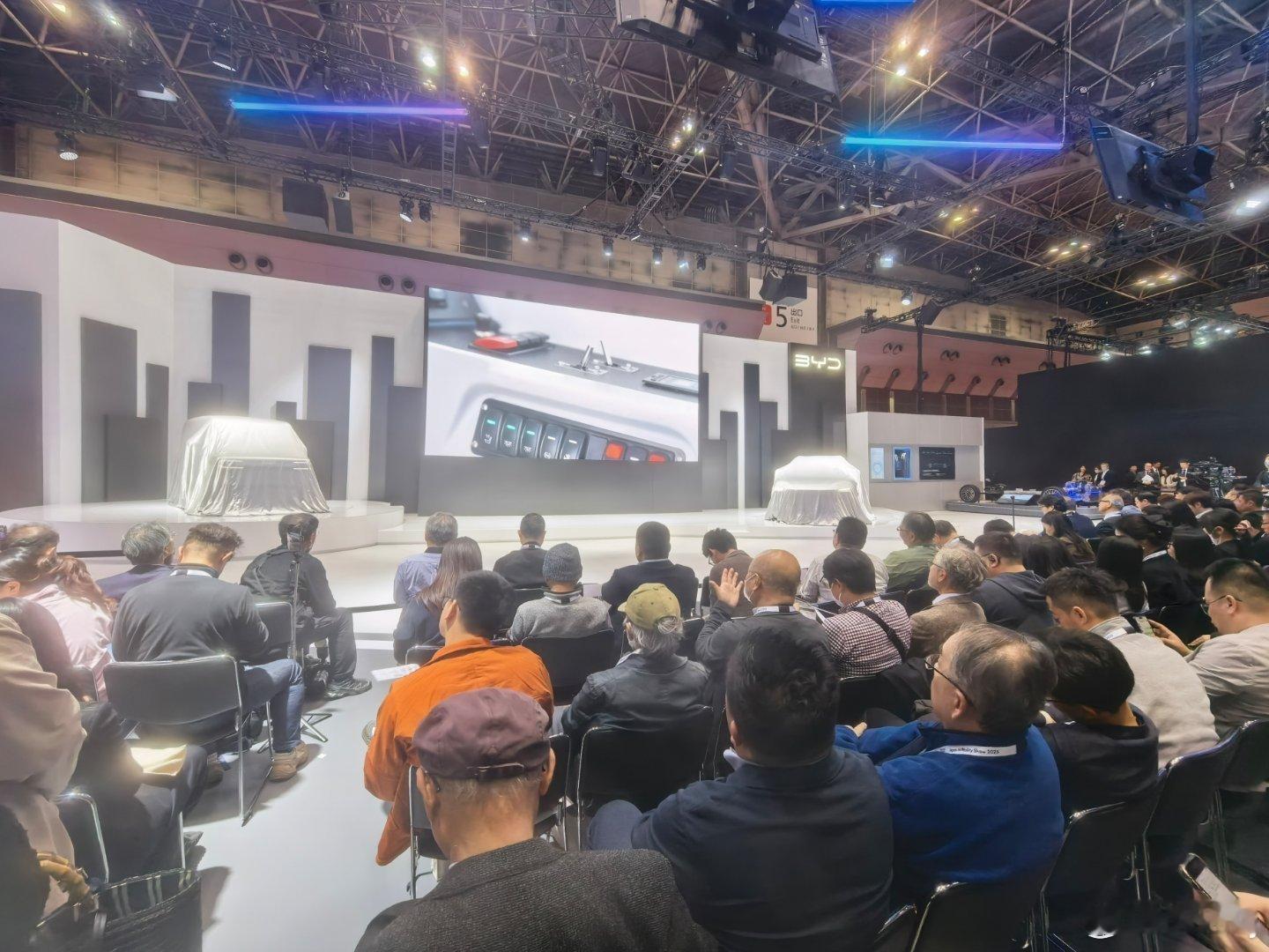 还有半个小时才开发布会， 现场就已经抢完了位置，来人家地儿发布kcar，是有点替