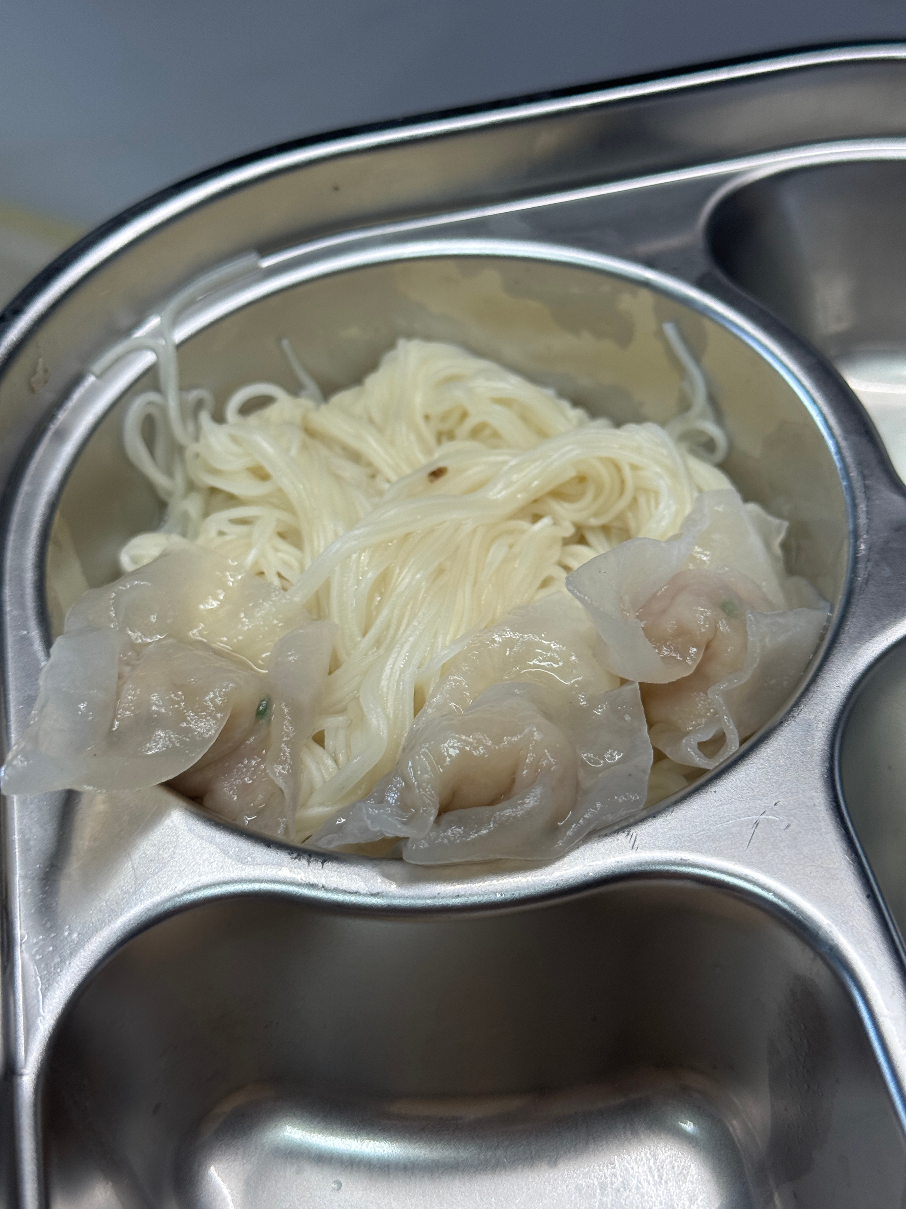 天天都在讲大人话：「你别拍我，快点吃。」今天午餐吃什么 昨天的土鸡汤拿来煮面线。