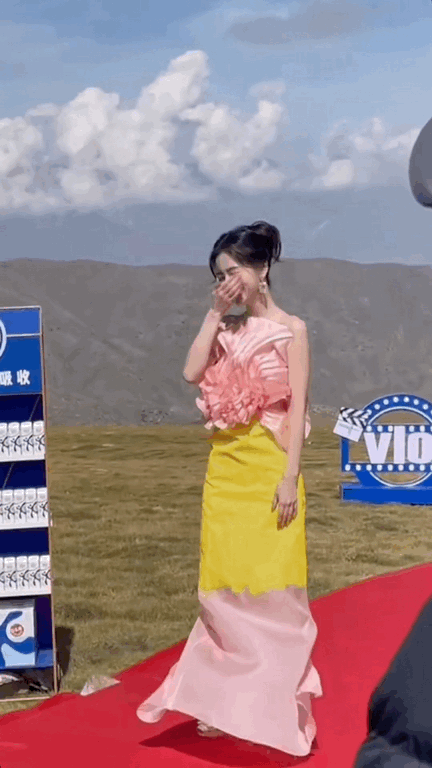 #Angelababy立体花瓣抹胸礼服# 哇，当看到baby这美图的时候脑海里第