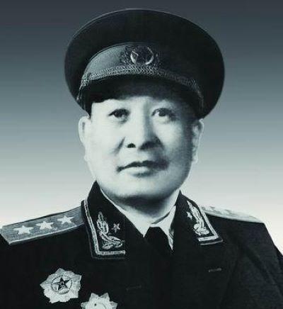 1947年，钟期光去开会，路上被华野6纵1个排长带人打伤，不久，排长被押到钟期光