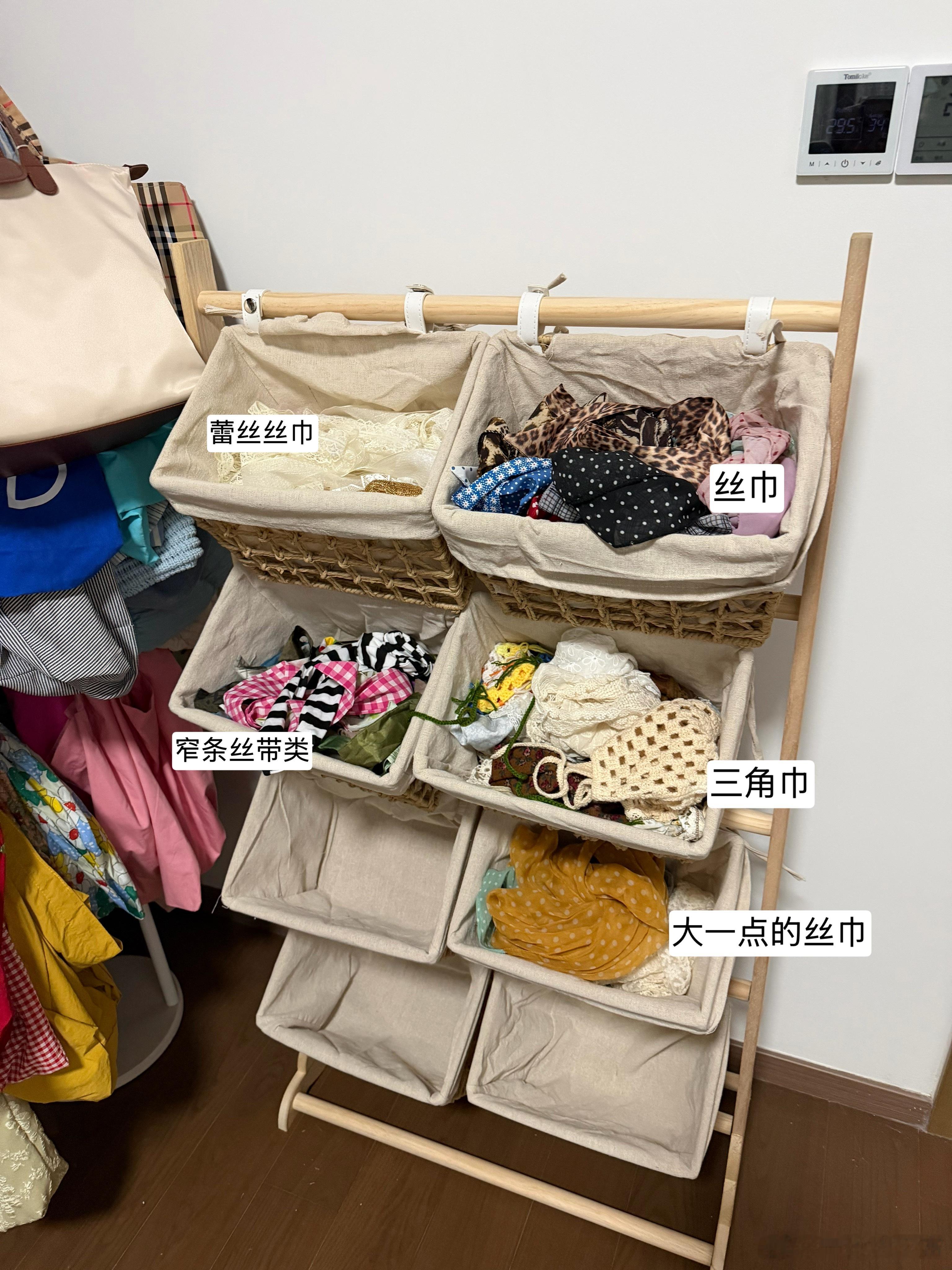 很夸张 粥粥用来放毛衣的置物架我仅仅是放了我的丝巾 就已经占据了5格