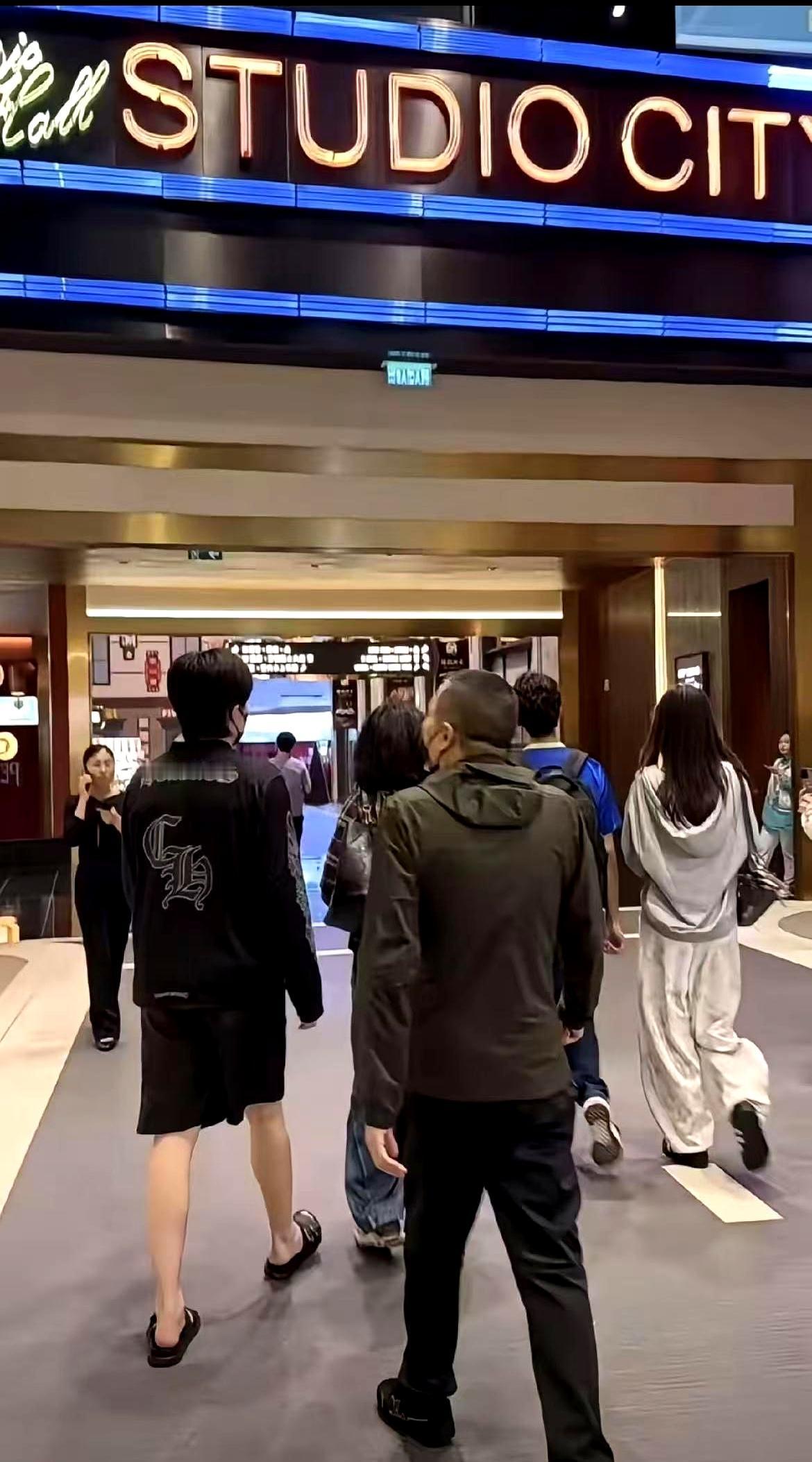 原来楚钦在澳门男单比赛结束后，和爸爸妈妈一起去吃饭去了。  
 

这位国乒劳模