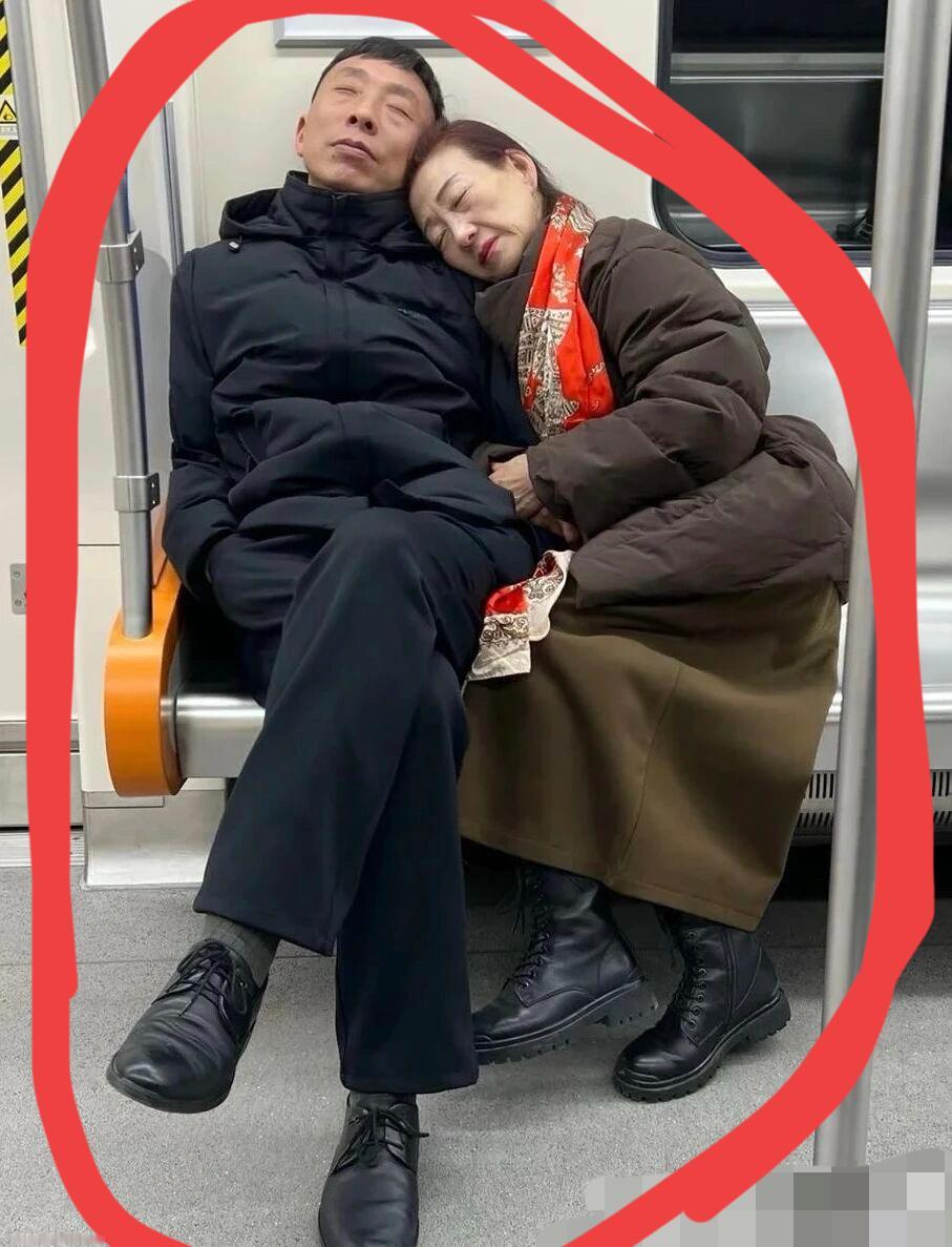 地铁上，发现对面坐着一对男女，女士看起来很优雅！男士长得很帅，不料不一会儿，女士