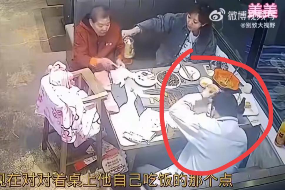 监控下一家四口吃烤串，男主把头发搓到食物上，找老板投诉要免单。这已经是他们第四次