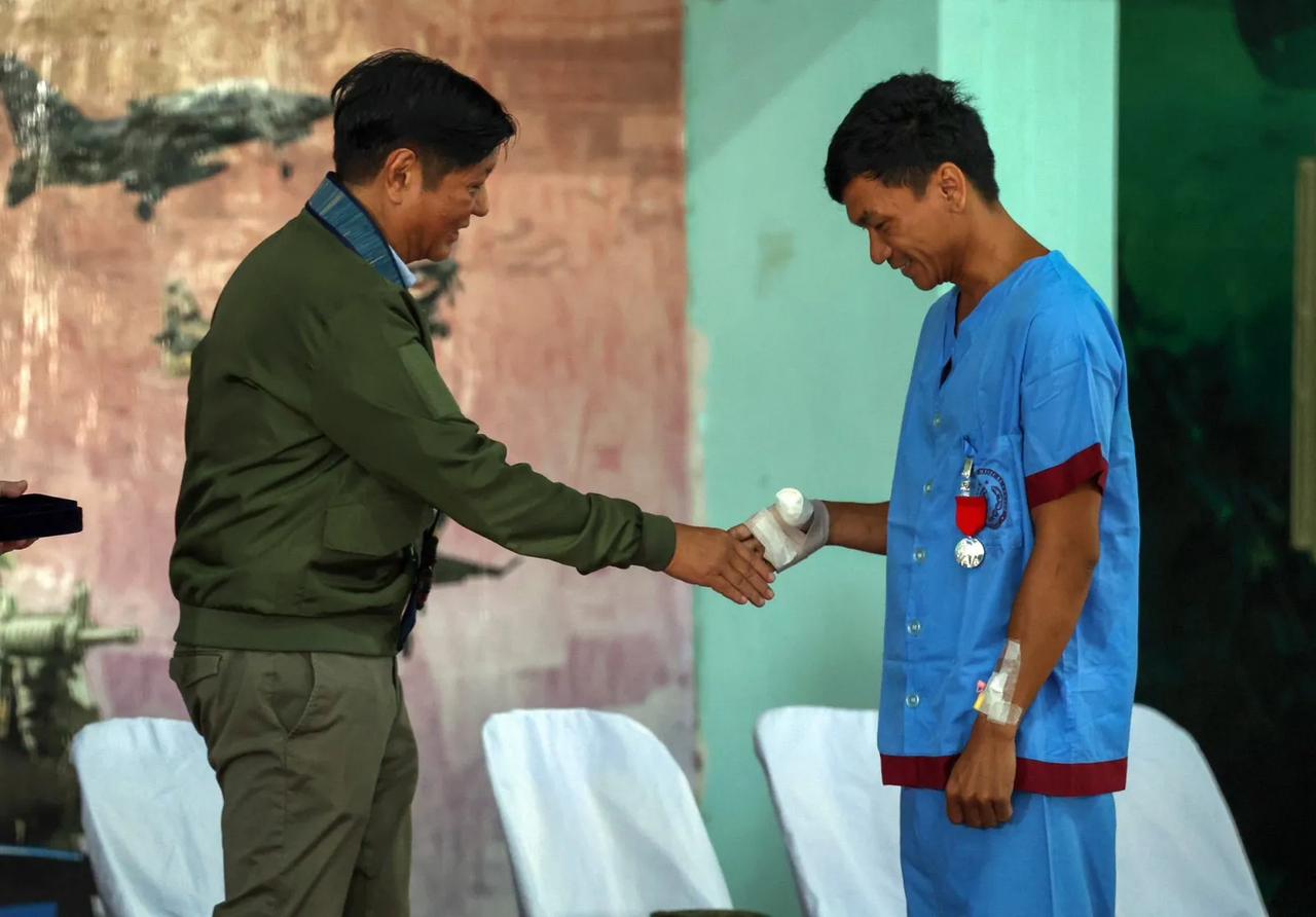 今天（6月23日），菲律宾总统小马科斯向遭受“断指”的菲海军士兵法昆多授予了拉普