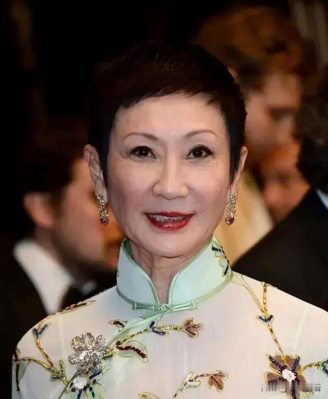 75岁的施南生去世了，
她不是死于意外，不是死于高龄，而是死于谁都难以躲过的疾病
