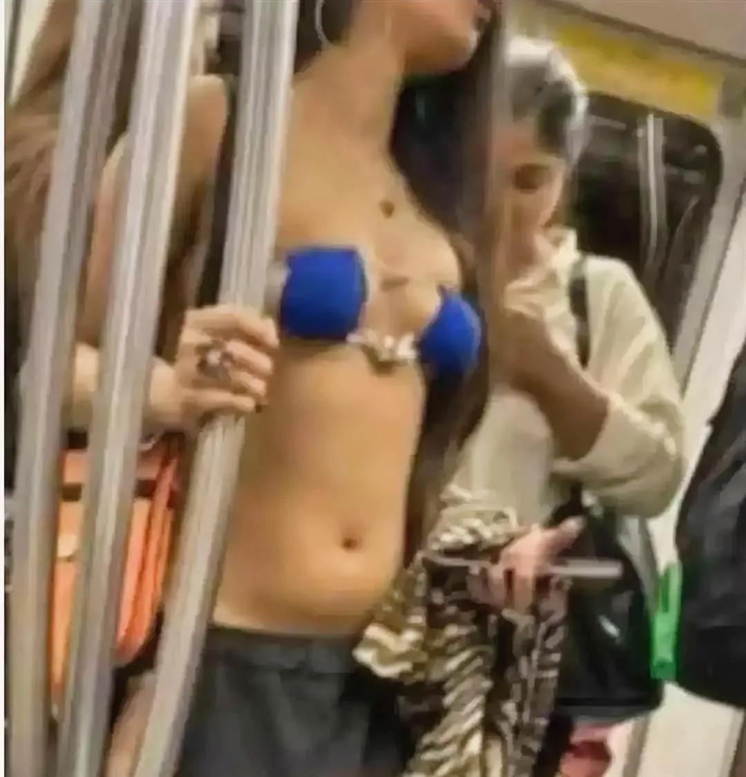 近日，一名19岁的年轻女子恰娜娜在印度地铁穿着超性感的比基尼的照片和视频在印度疯