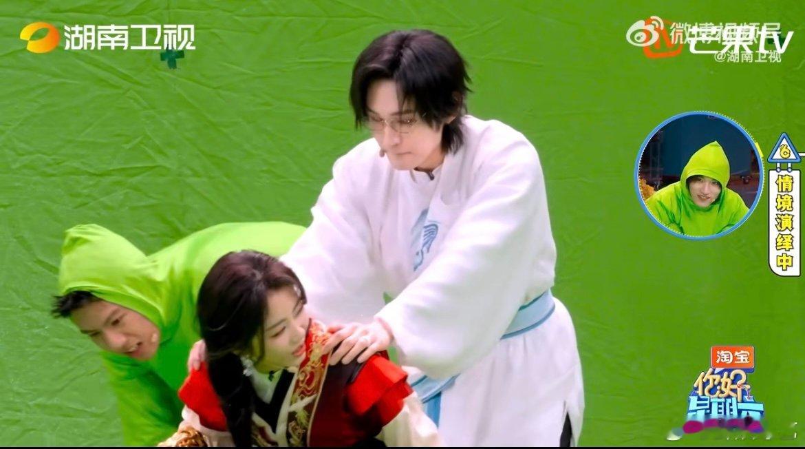 付航干的全是体力活 付航在绿幕挑战里成了 “体力打工人”，上一秒喷雪助力汪铎表演