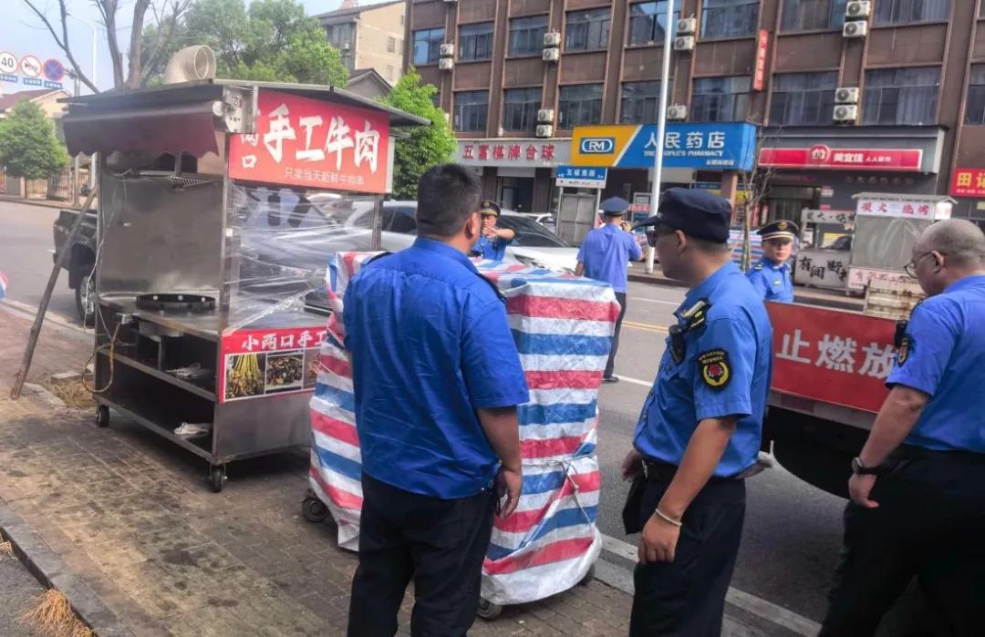 战高温斗酷暑 益阳城管部门多线发力筑牢城市保障防线
