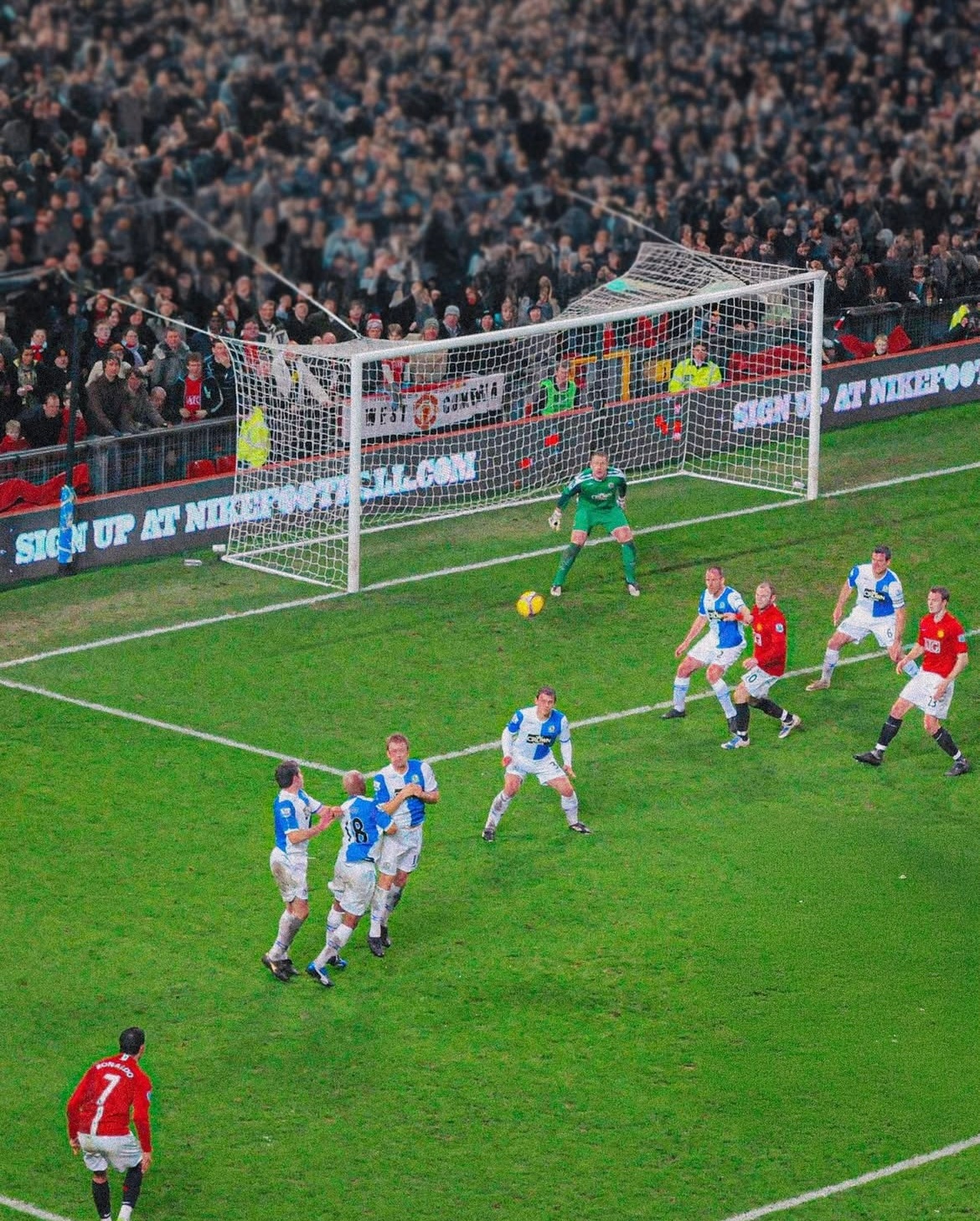 📷C罗任意球破门的瞬间🏟2008/09赛季英超联赛第26轮，曼联 2-0 布