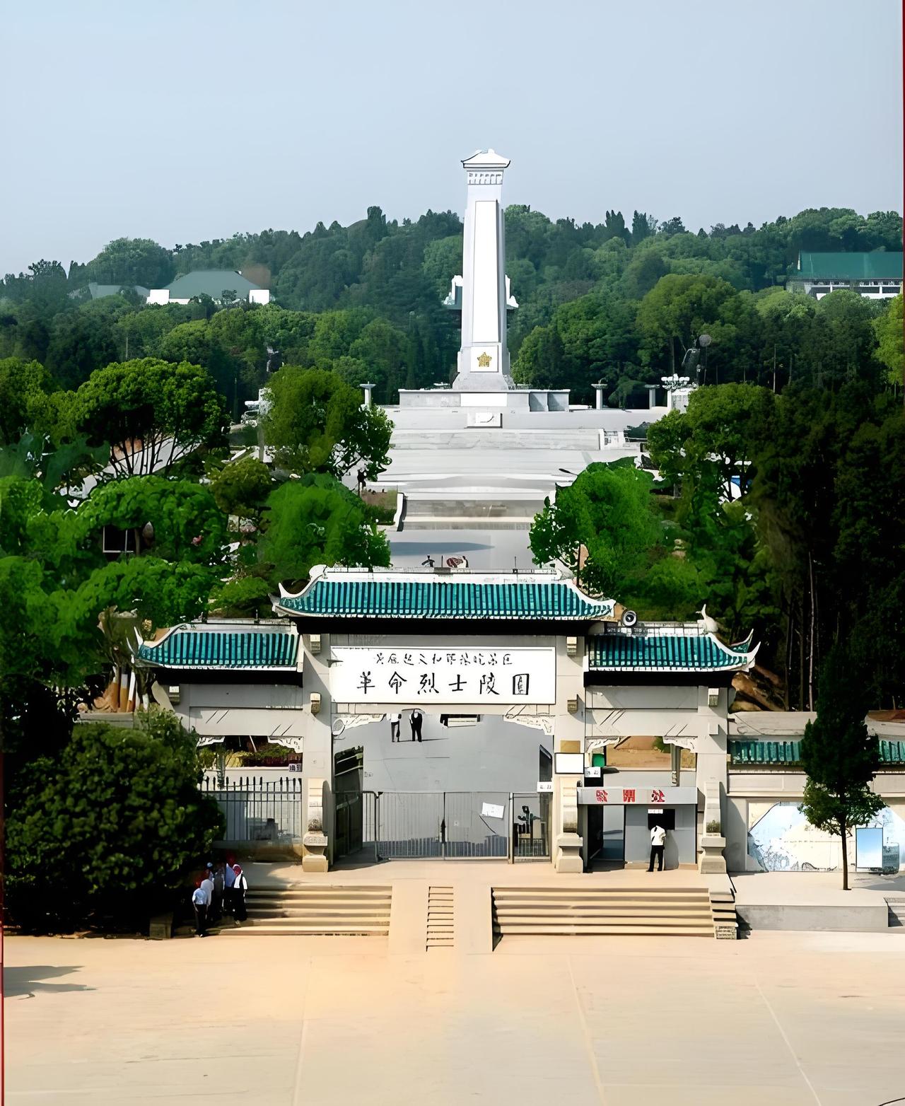 《红安烈士陵园感怀》

清明赴祭雨纷纷，
手捧花篮谒烈魂。
麻邑惊雷铭史册，
鄂