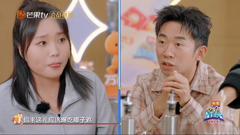 李雪琴只有对美食的渴望李雪琴看到椰子鸡一瞬间，眼睛直接发光，整个人都被美食拿捏了