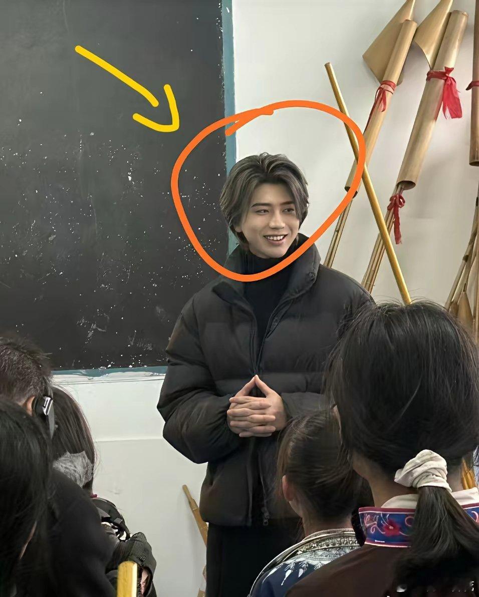 刚刚查了蔡徐坤怎么也没想到，27岁的蔡徐坤，居然一个人现身贵州山区做公益。一出现