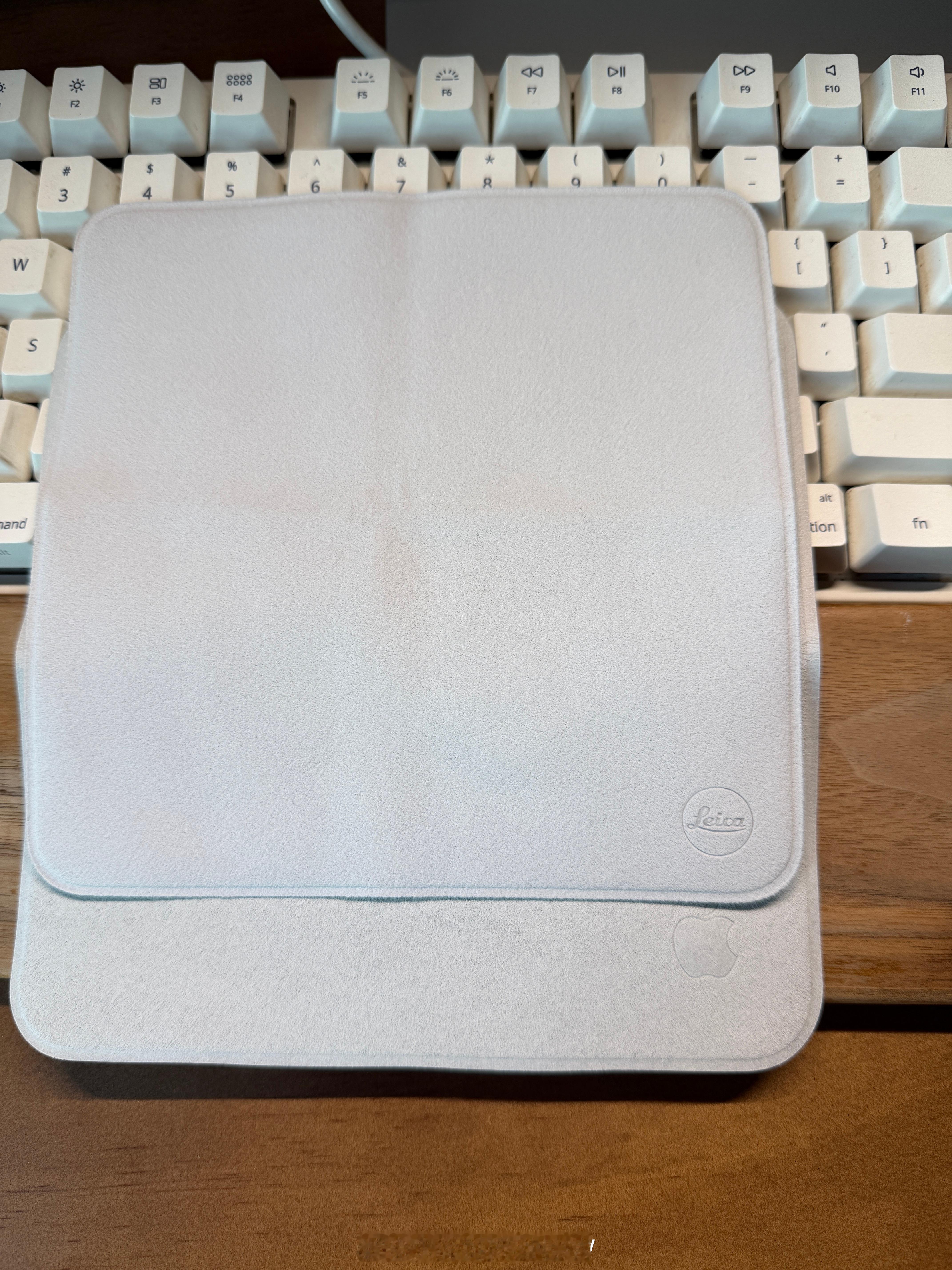 苹果抛光布和徕卡镜头布都集齐了，苹果是145元自己买的，徕卡是小米17 ultr