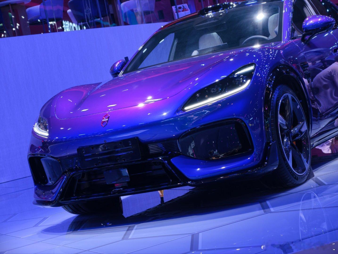 法拉利绝无意义，它怎会有新能源这般精致。看到实车，首先我认为这台智界RX是非常好