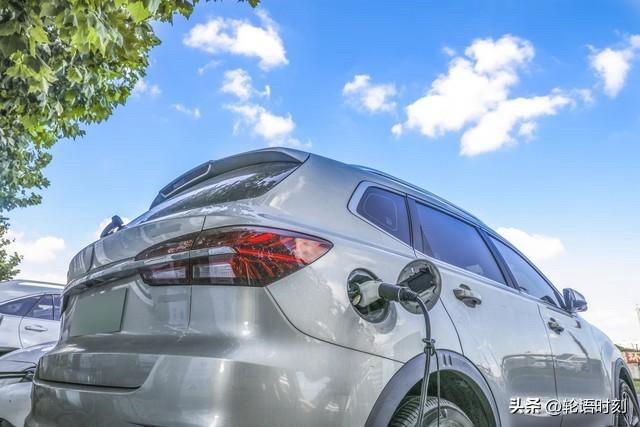 家人们，油价又涨了！加满一箱95号，多花出一顿火锅钱，这时候你是不是也在心里打鼓