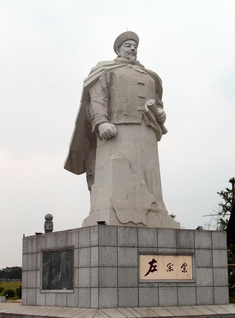 “左宗棠为何是民族英雄 ”
  左宗棠被尊为民族英雄，
核心在于他暮年抬棺西征，