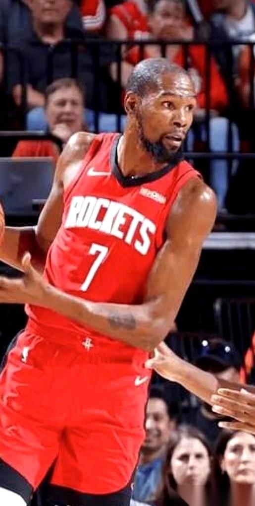 这哥们儿，活脱脱把自己打成了一支NBA最顶级的雇佣军。
哪儿需要一个无解的得分手