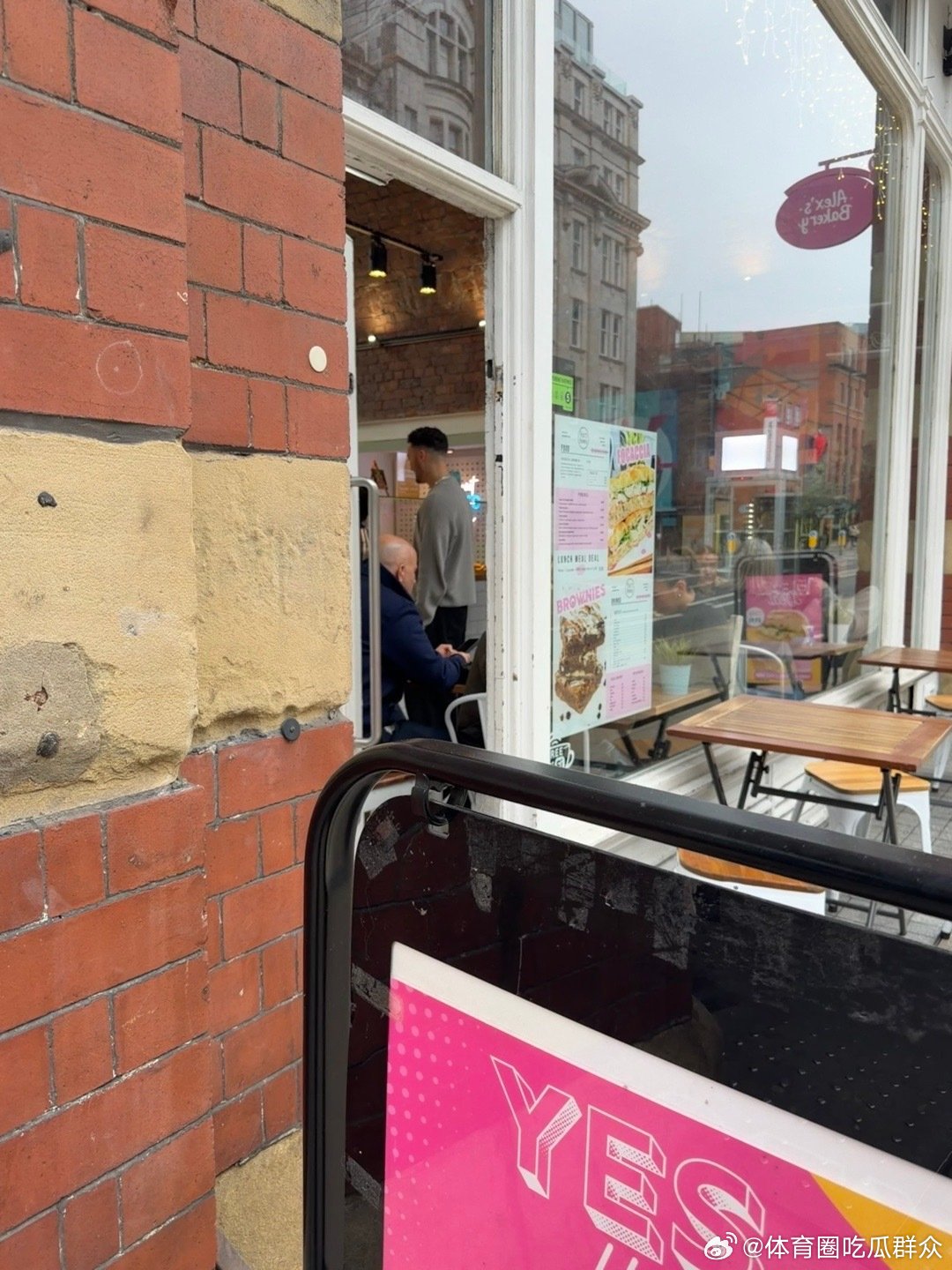 在曼彻斯特的咖啡店里看见斯洛特了 （现在已经走了）  cr：DuduMassa 