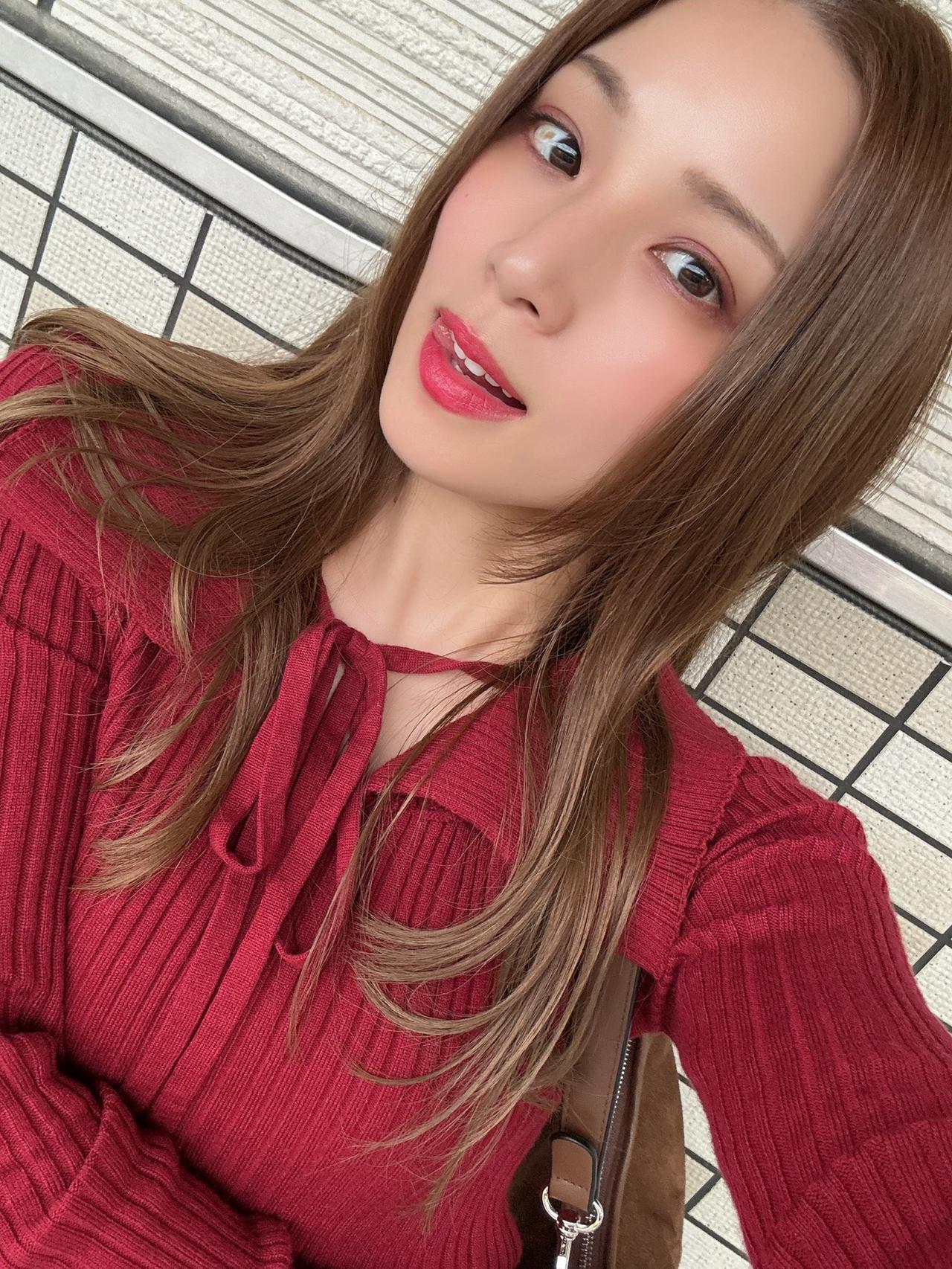 甜美红衣少女，温柔笑容动人