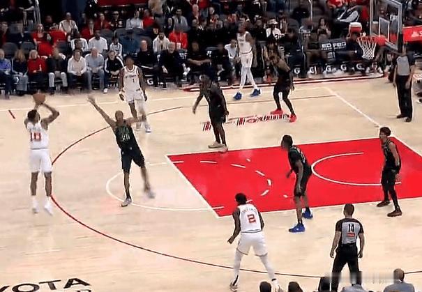 小贾迎来生涯之夜，六记三分打起来中锋




小贾巴里史密斯今天状态出色，第四节