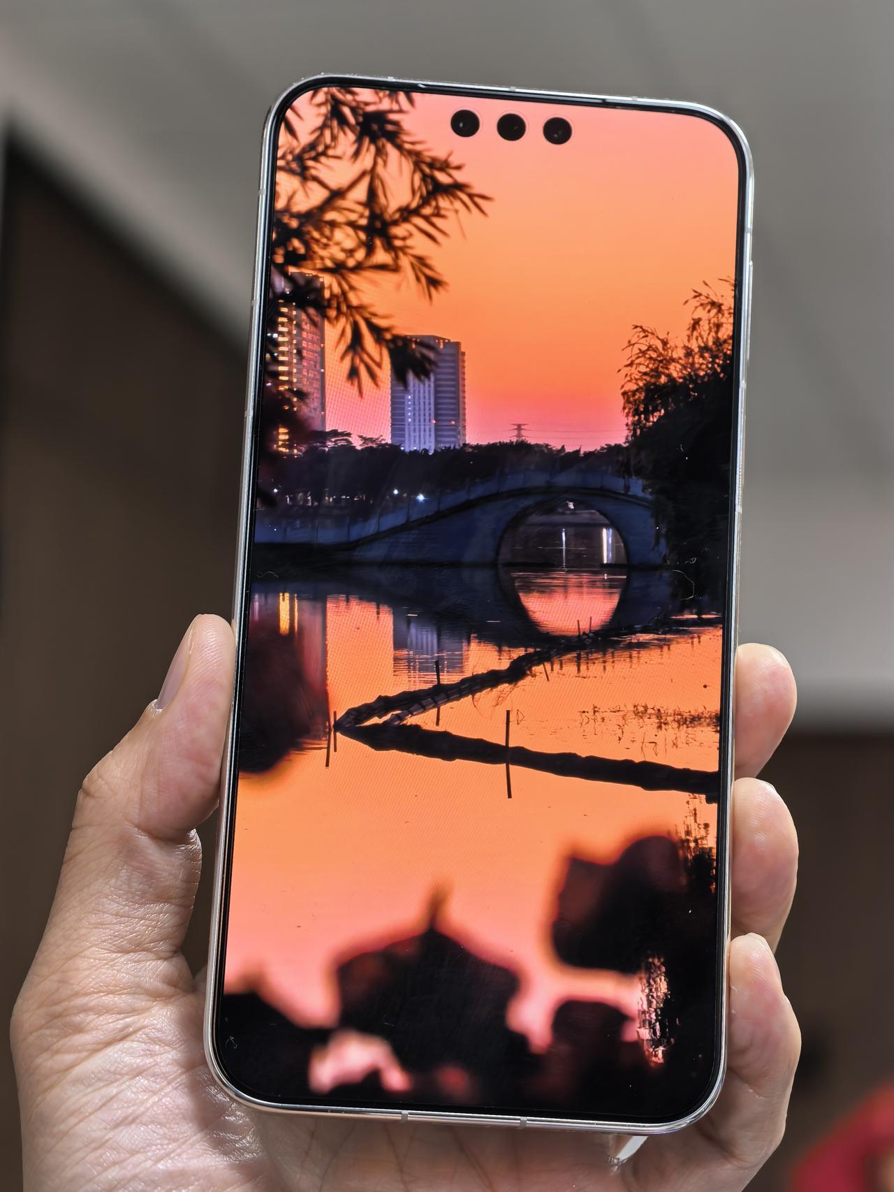 华为 Mate80ProMax 用了一段时间，感知最明显的提升是续航变长了，充满