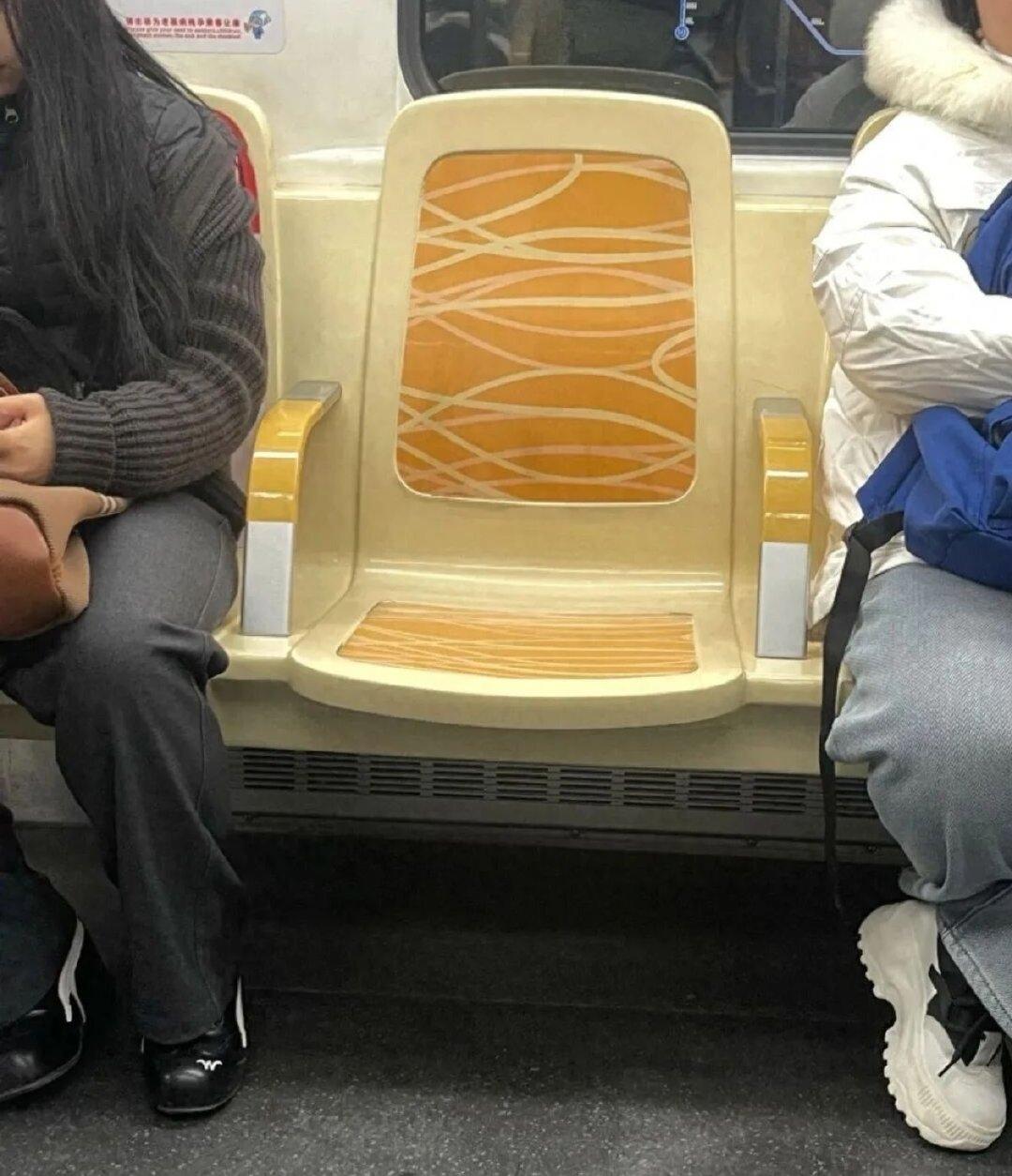 成都地铁因为“1人1座”的设计突然火出了圈。说白了，就是座椅中间加了个小扶手，把