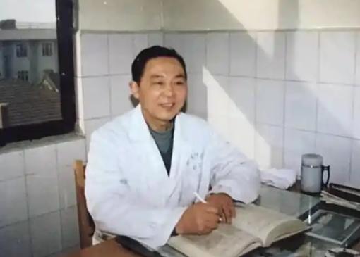 1970年，徐州一主任医生趁妻子不在家，偷偷服用了4克曼陀罗花，所有人都以为他疯